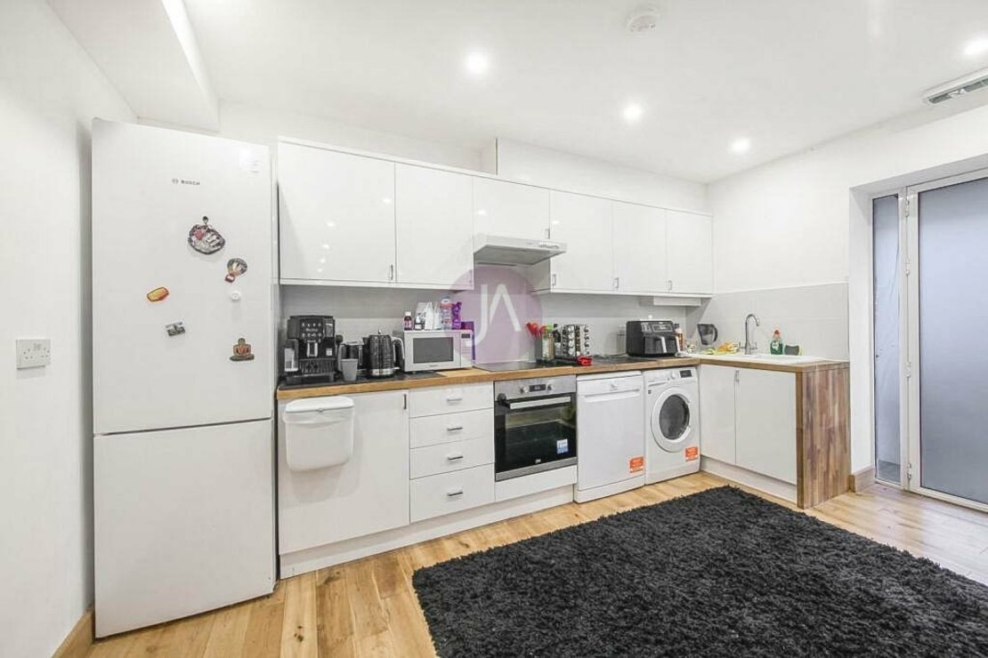 2 bedroom Flat to rent in Warner House-view6