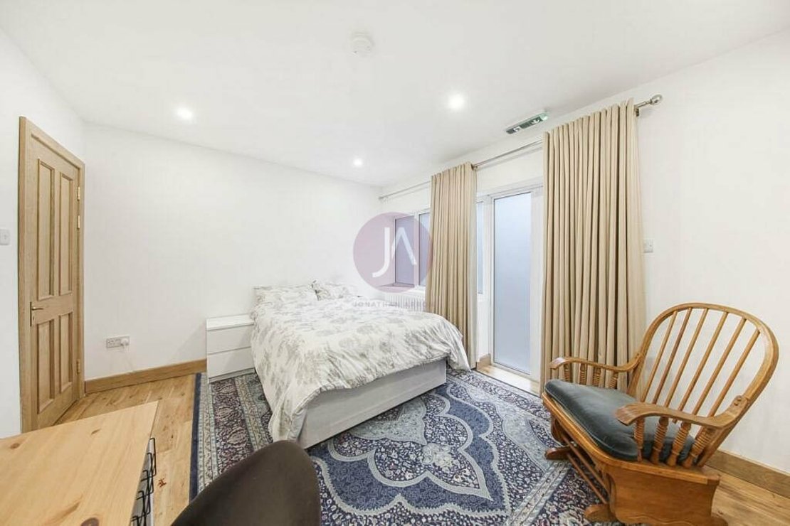 2 bedroom Flat to rent in Warner House-view10