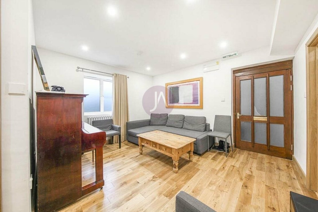 2 bedroom Flat to rent in Warner House-view3