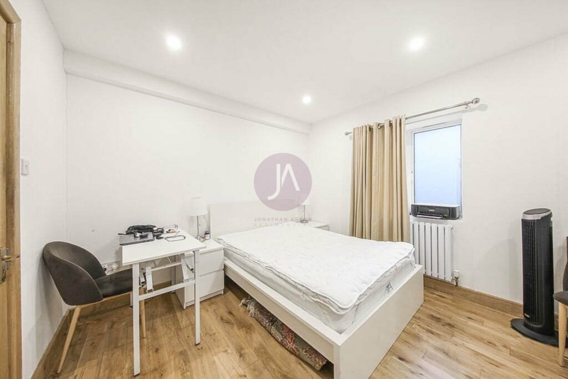 2 bedroom Flat to rent in Warner House-view13