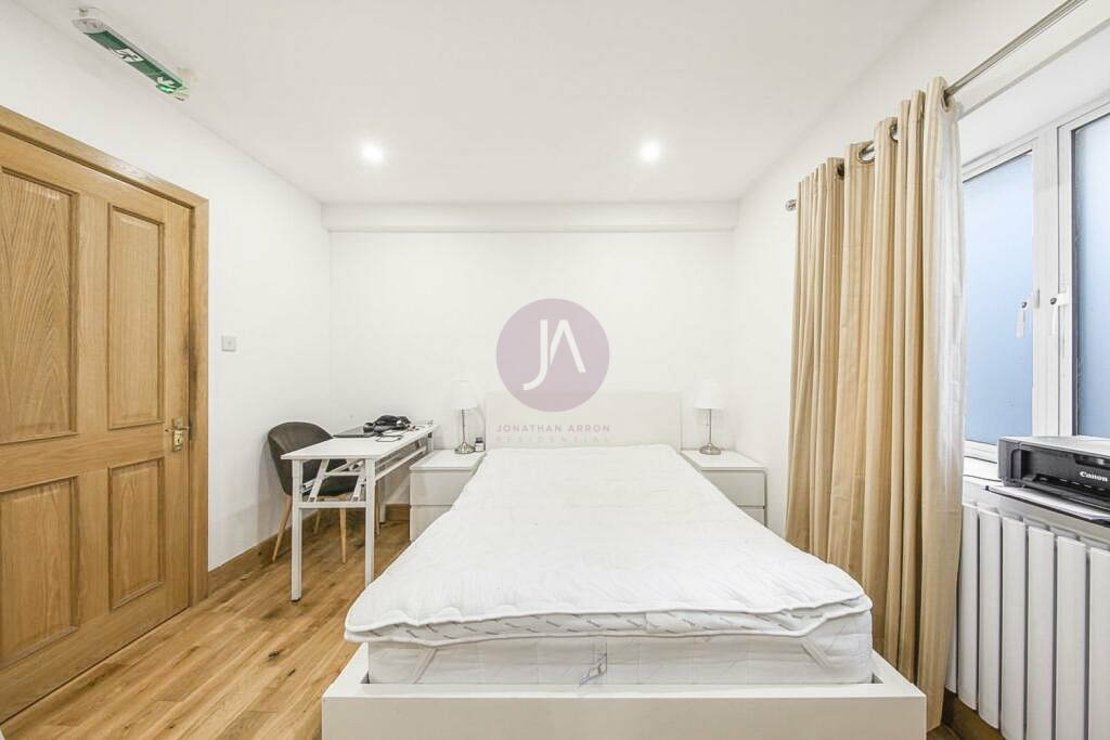 2 bedroom Flat to rent in Warner House-view11