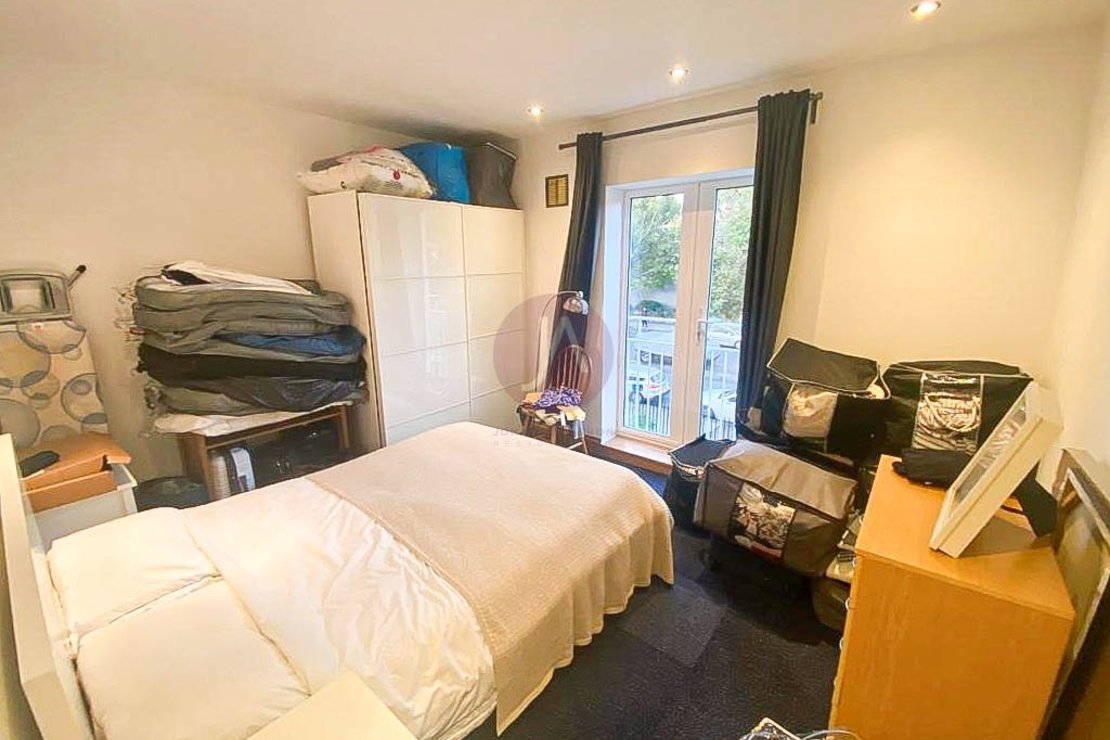 1 bedroom Flat to rent in Warner House-view6