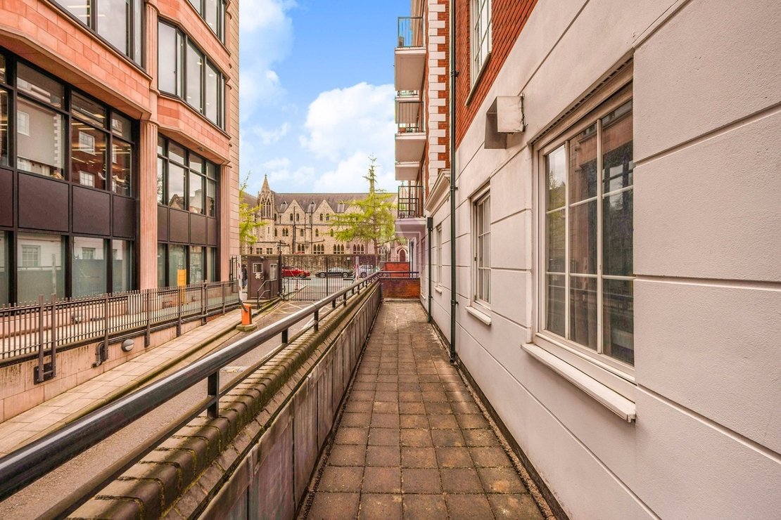 2 bedroom Flat to rent in Waterdale Manor House-view14