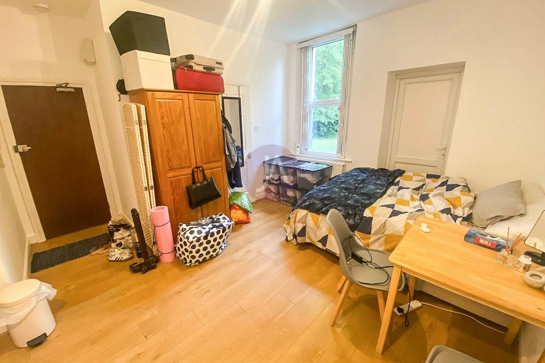 Flat to rent in West End Lane-view3