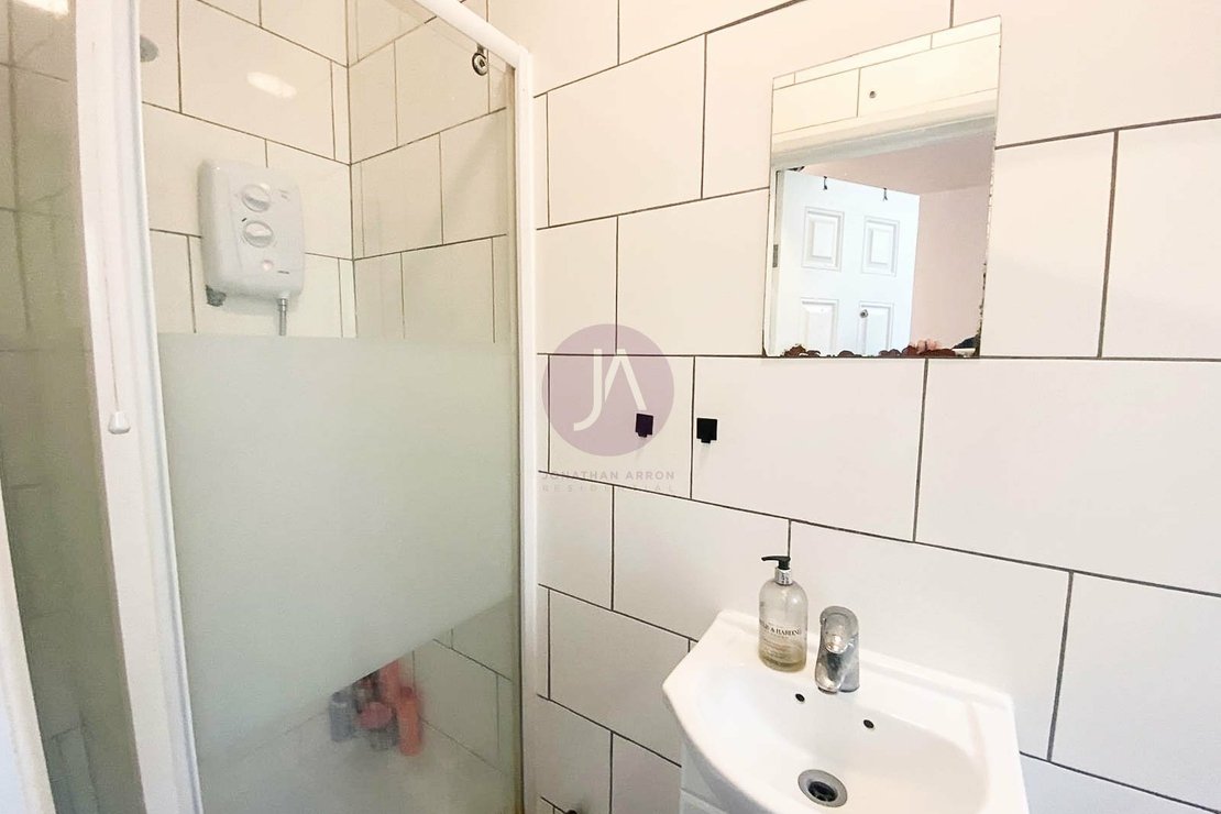 Flat to rent in West End Lane-view4