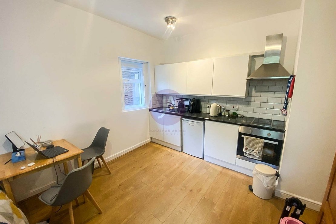 Flat to rent in West End Lane-view2