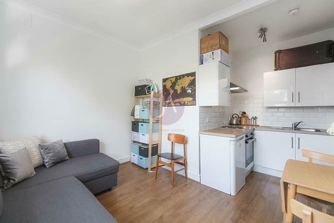 Flat to rent in West End Lane-view3