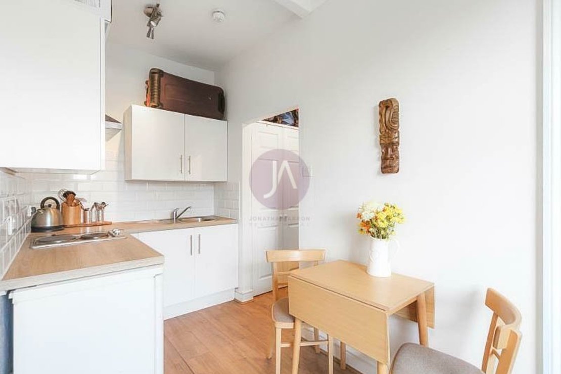 Flat to rent in West End Lane-view4