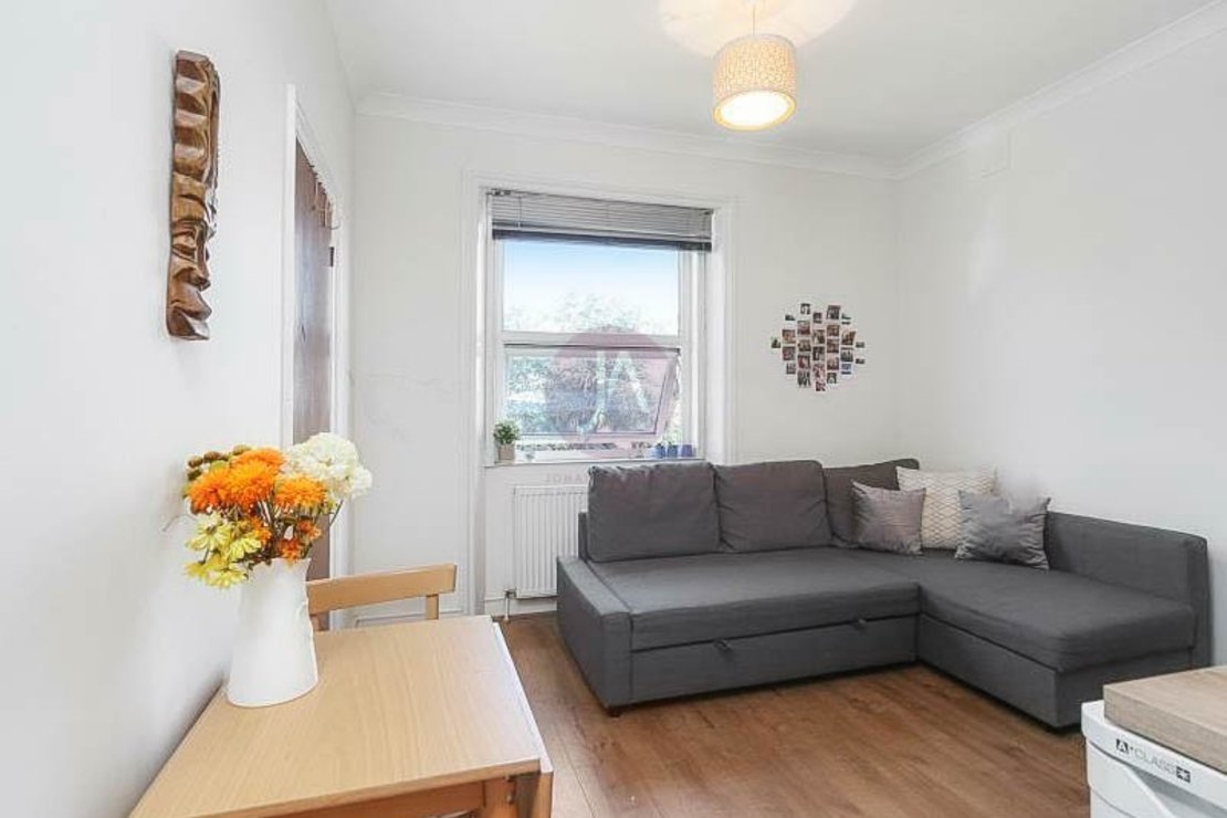Flat to rent in West End Lane-view5