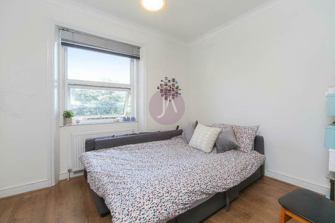 Flat to rent in West End Lane-view7