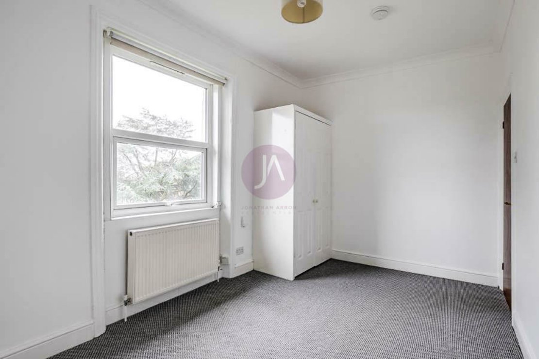 Flat to rent in West End Lane-view2