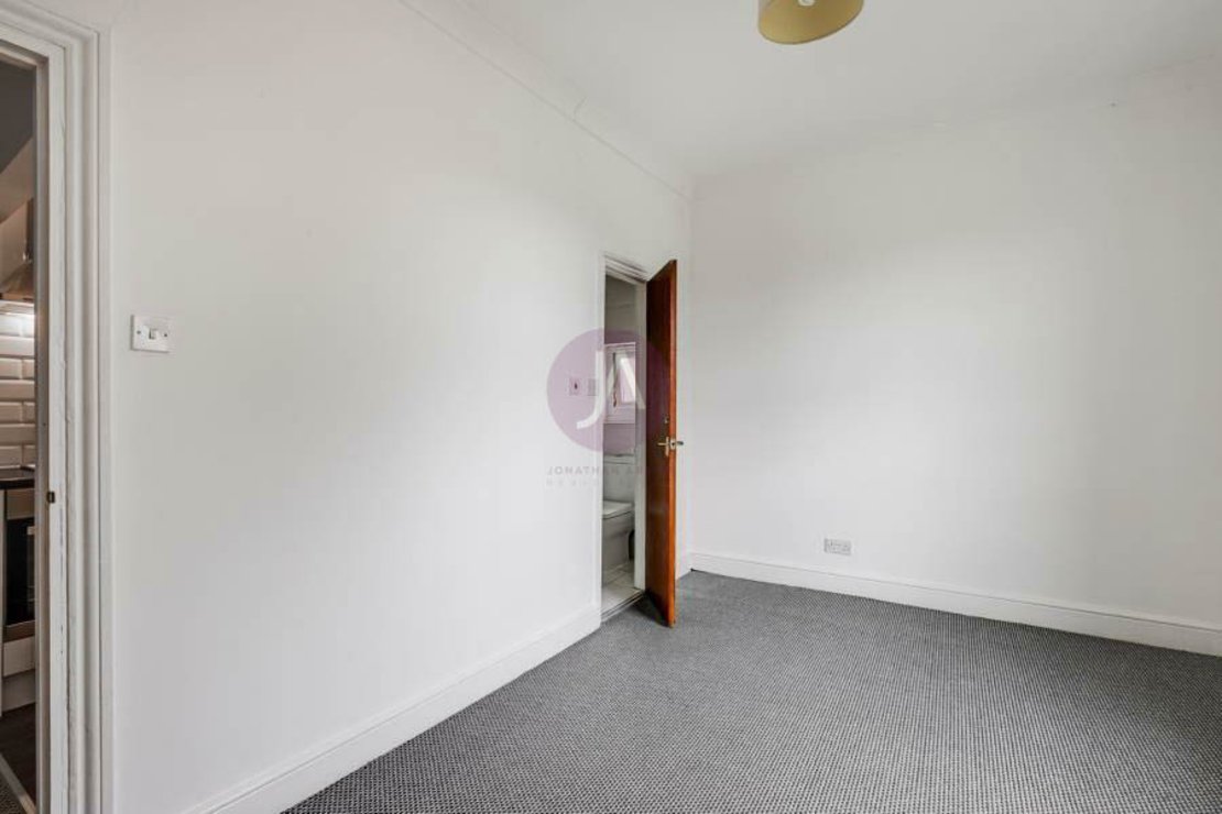 Flat to rent in West End Lane-view4