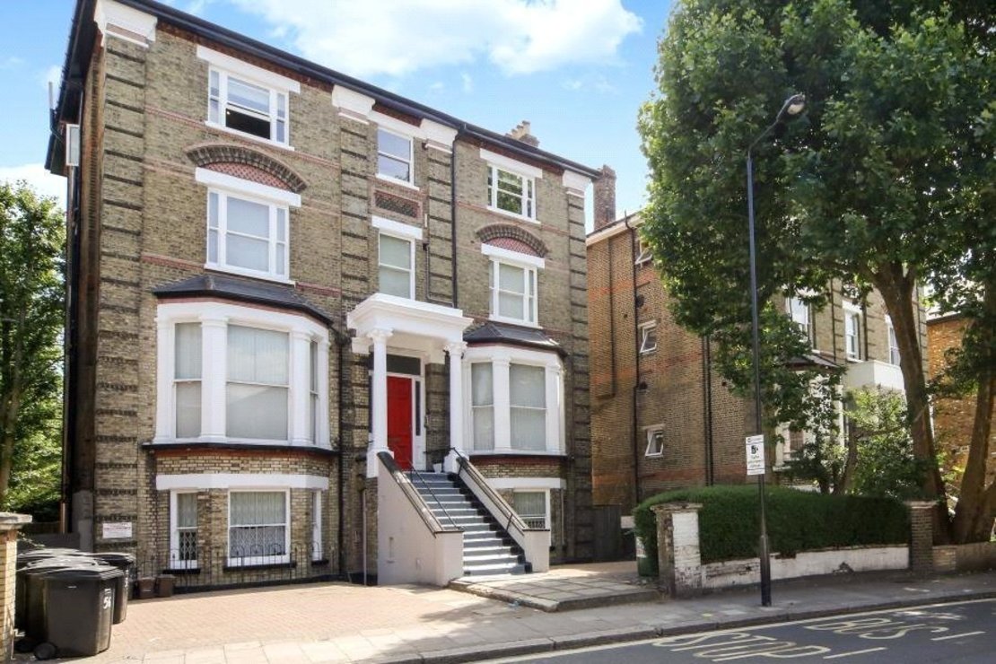 Flat to rent in West End Lane-view1