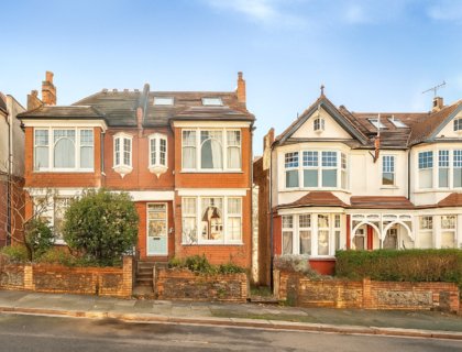 6 bedroom House for sale in Avondale Avenue-List1824