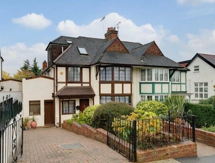 5 bedroom House for sale in Basing Hill-List2000