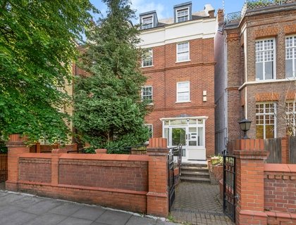 3 bedroom Flat for sale in Broadhurst Gardens-List2072
