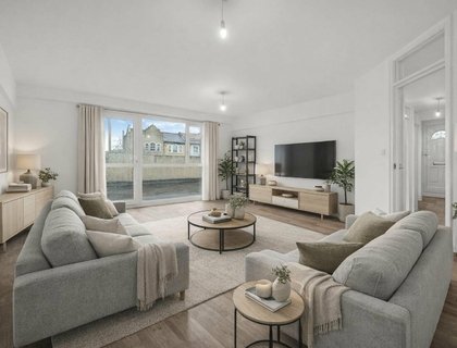 3 bedroom Flat for sale in East End Road-List2004