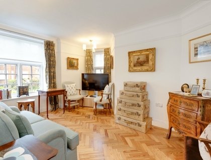 3 bedroom Flat for sale in Heathcroft-List1803