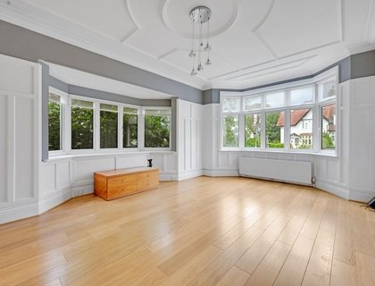 5 bedroom House for sale in Hodford Road-List2083