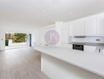 2 bedroom Flat for sale in Holders Hill Road-List684