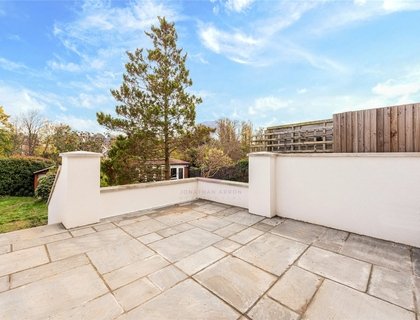 2 bedroom Flat for sale in Holders Hill Road-List684