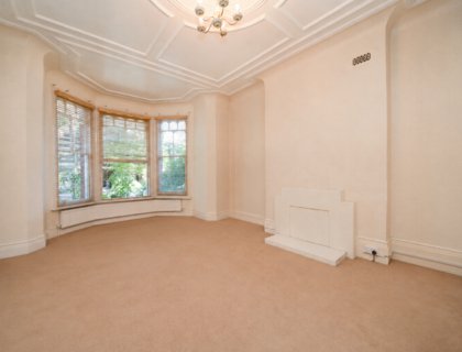 1 bedroom Flat for sale in Jacksons Lane-List1986