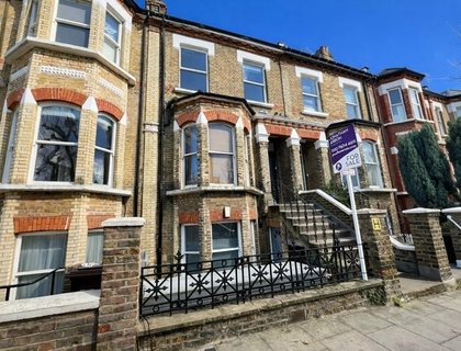 3 bedroom Maisonette for sale in Kingsgate Road-List1990