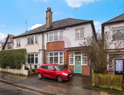 4 bedroom House for sale in North End Road-List605