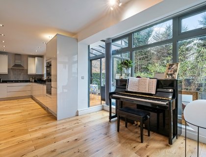 4 bedroom Maisonette for sale in Ridge Road-List1991