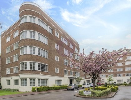 3 bedroom Flat for sale in Stockleigh Hall-List540