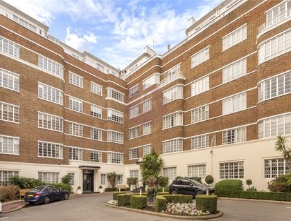 2 bedroom Flat for sale in Stockleigh Hall-List1143