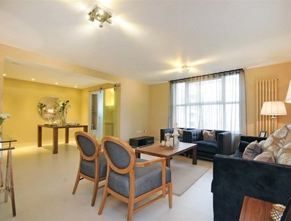 3 bedroom Flat to rent in Boydell Court-List377
