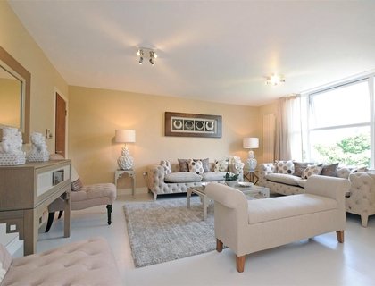 3 bedroom Flat to rent in Boydell Court-List1317