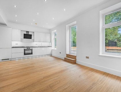 3 bedroom Flat to rent in Chatsworth Road-List1970