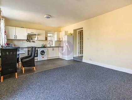 3 bedroom Flat to rent in Crescent Road-List1872