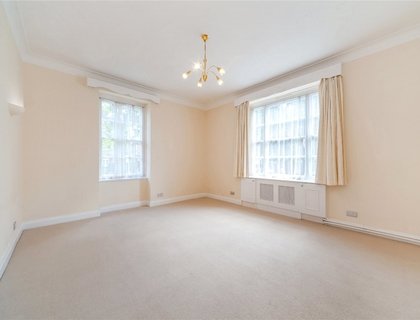 3 bedroom Flat to rent in Eyre Court-List163