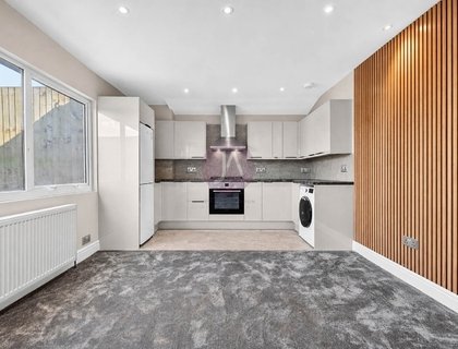 2 bedroom Flat to rent in Golders Green Road-List2057