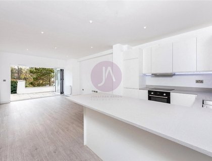 2 bedroom Flat to rent in Holders Hill Road-List1031