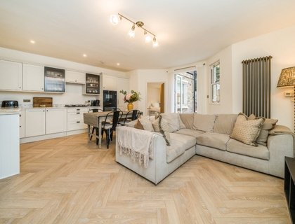 2 bedroom Flat to rent in Randolph Avenue-List2093