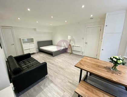 Flat to rent in Sinclair Gardens-List866