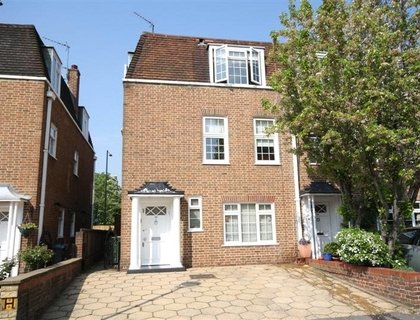 4 bedroom House to rent in The Marlowes-List32