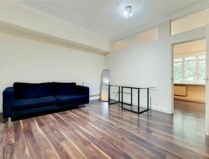 2 bedroom Flat to rent in Warren Court-List1742